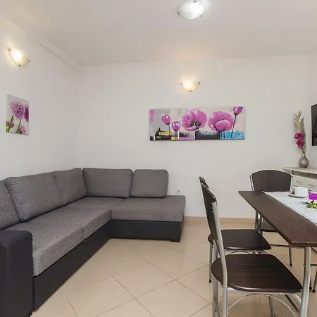Miki & Roza Apartment