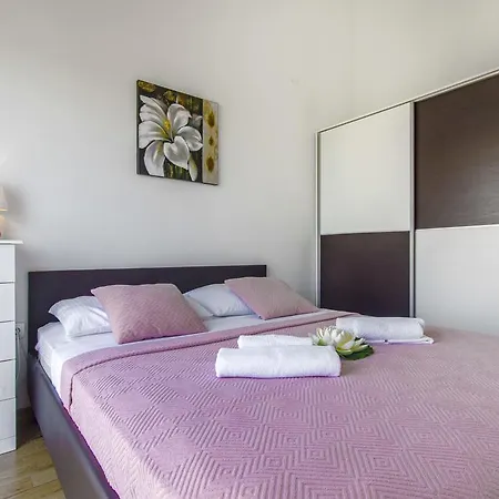 Miki & Roza Apartment *
