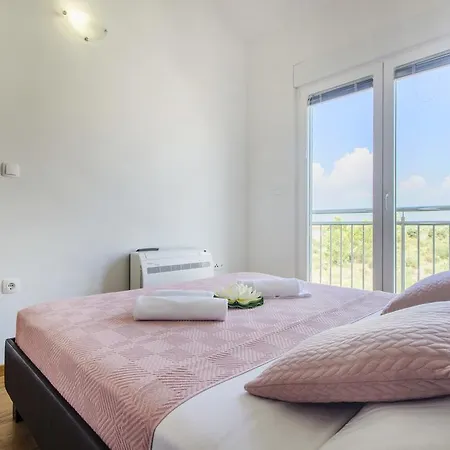 Miki & Roza Apartment
